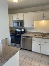 915 N Elm St in Denton, TX - Building Photo - Building Photo