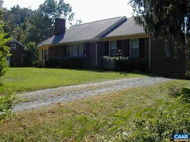 127 Buckingham Cir in Charlottesville, VA - Building Photo