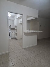 1341 W Avenue J4, Unit 102 in Lancaster, CA - Foto de edificio - Building Photo