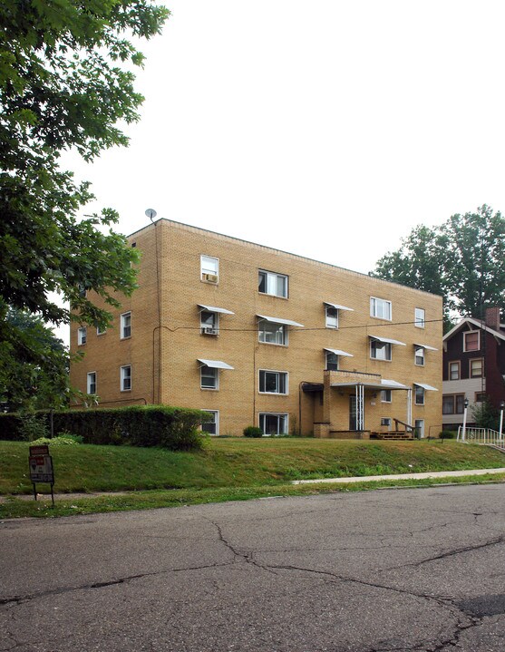 1027 17th St NW in Canton, OH - Foto de edificio