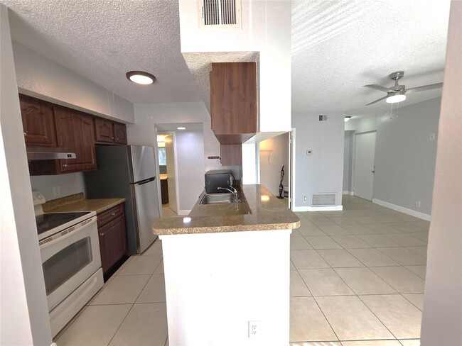 5672 Rock Island Rd, Unit 251 in Tamarac, FL - Building Photo - Building Photo