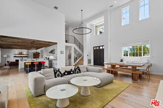 23477 Palm Dr in Calabasas, CA - Building Photo - Building Photo