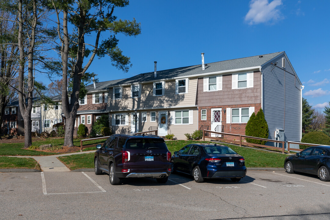 East Gate Condominiums in Hamden, CT - Building Photo