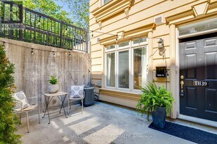 78 Carr St in Toronto, ON - Building Photo