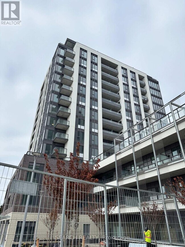 705 Davis Dr in Newmarket, ON - Building Photo - Building Photo