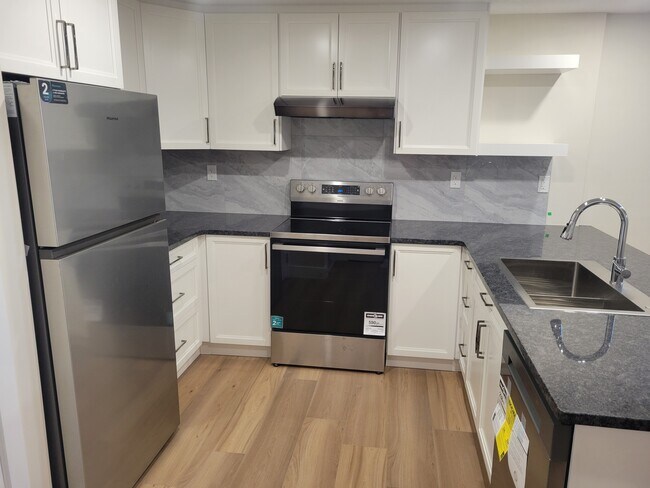 10202 Westwinds Dr in Morinville, AB - Building Photo - Building Photo