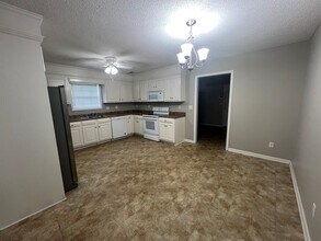 325 Trailwood Dr in Sumter, SC - Building Photo - Building Photo