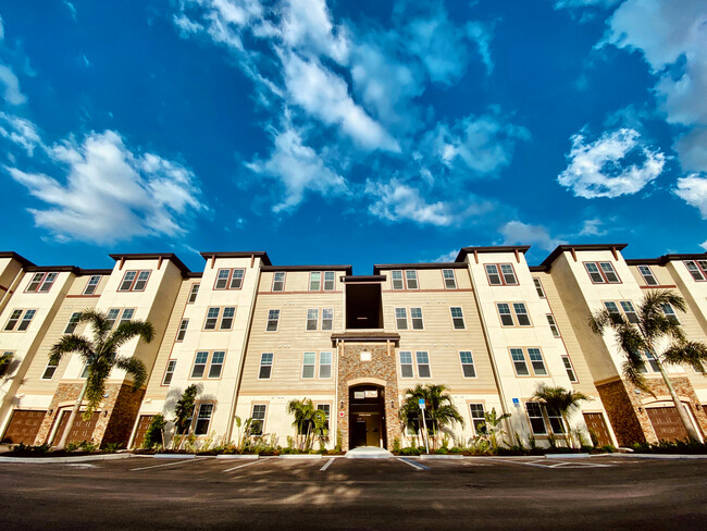 The Oasis at Cypress Woods in Ft. Myers, FL - Foto de edificio - Building Photo