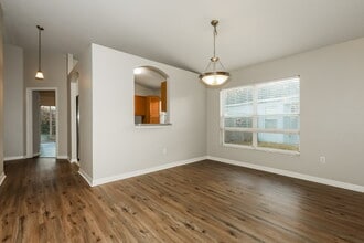 1036 Lake Shore Ranch Dr in Seffner, FL - Building Photo - Building Photo