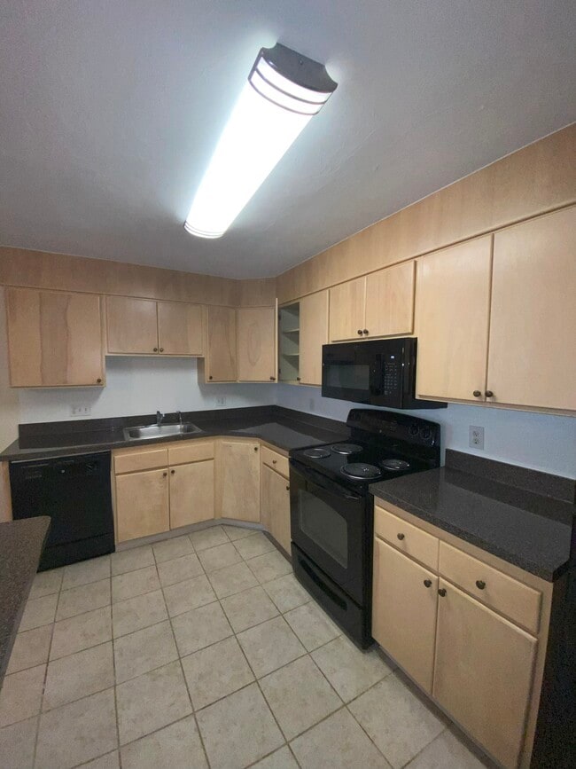 10 Waterfall Dr, Unit 00 in Canton, MA - Foto de edificio - Building Photo