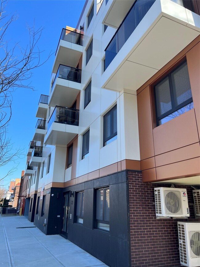 7302 Woodside Ave in Queens, NY - Building Photo - Building Photo