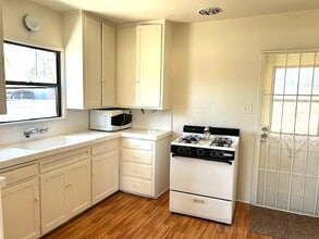 220 N Gilbert St in Hemet, CA - Building Photo - Building Photo