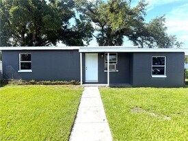 3350 Apache St in Ft. Myers, FL - Building Photo