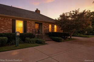 1829 Stonycroft Ln in Bloomfield Hills, MI - Building Photo