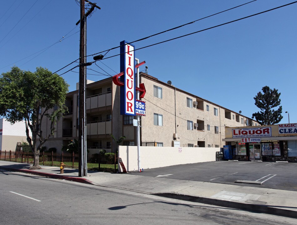 Roscoe Tower in Canoga Park, CA - Foto de edificio