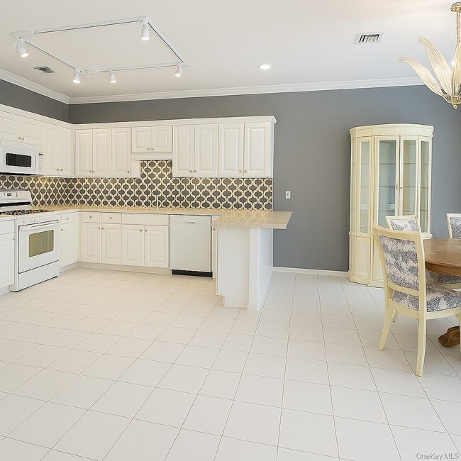 666 Verona Dr in Melville, NY - Building Photo - Building Photo