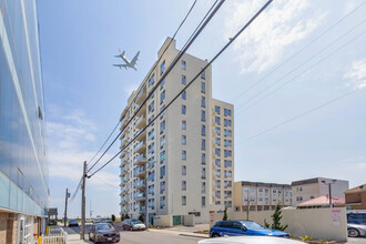 Ocean One Condominiums in Rockaway Beach, NY - Foto de edificio - Building Photo