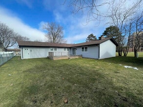 201 Redwood Ave in Elk Grove Village, IL - Foto de edificio - Building Photo