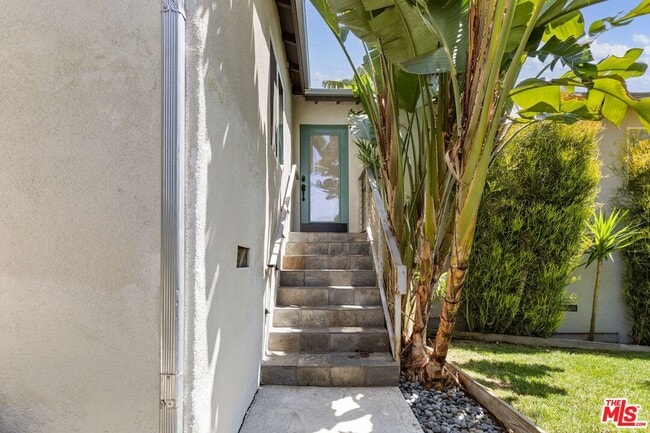 2320 Belleglade Ave in Los Angeles, CA - Building Photo - Building Photo