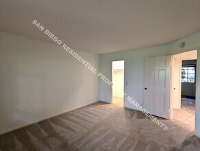 8850 Villa La Jolla Dr in San Diego, CA - Building Photo - Building Photo