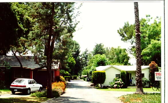 404-420 W Palm St in Altadena, CA - Foto de edificio