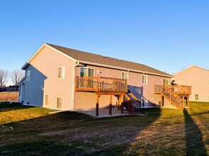 5989-5991 Hanson Ct in Lyons, WI - Foto de edificio - Building Photo