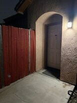 602 Yellow Meadow Ct, Unit B in Bakersfield, CA - Building Photo