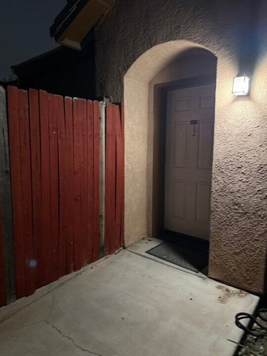 602 Yellow Meadow Ct, Unit B in Bakersfield, CA - Building Photo