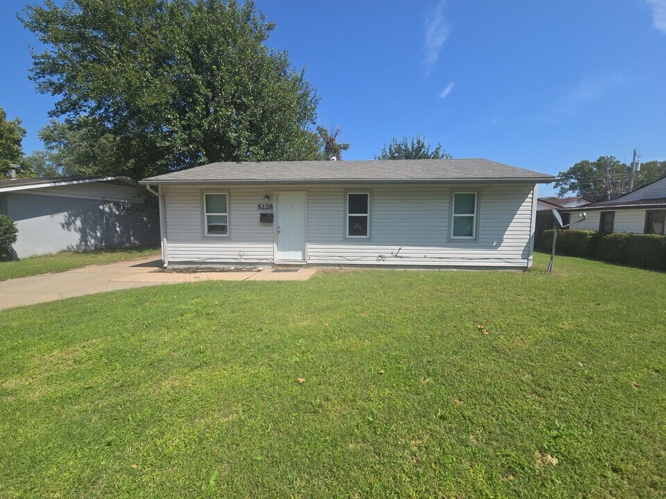 5228 S Ash St in Wichita, KS - Building Photo