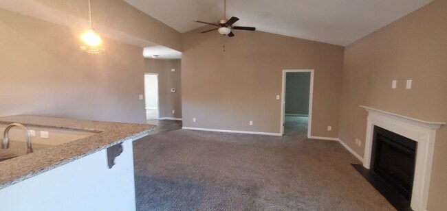 2044 Stonewash Dr in Fayetteville, NC - Building Photo - Building Photo