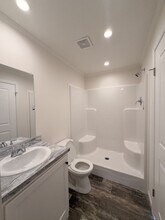 251 Old Country Rd in Eastport, NY - Foto de edificio - Building Photo