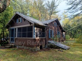 323 Pelham Rd in Amherst, MA - Building Photo