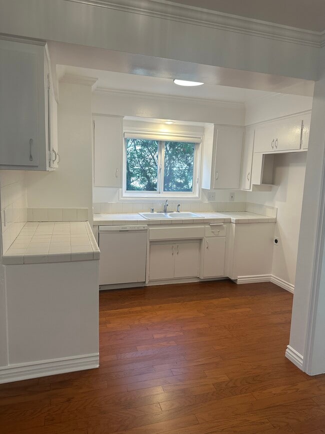 933 W Huntington Dr