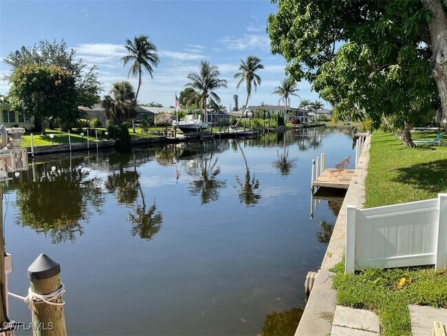 4919 Victoria Dr in Cape Coral, FL - Building Photo - Building Photo