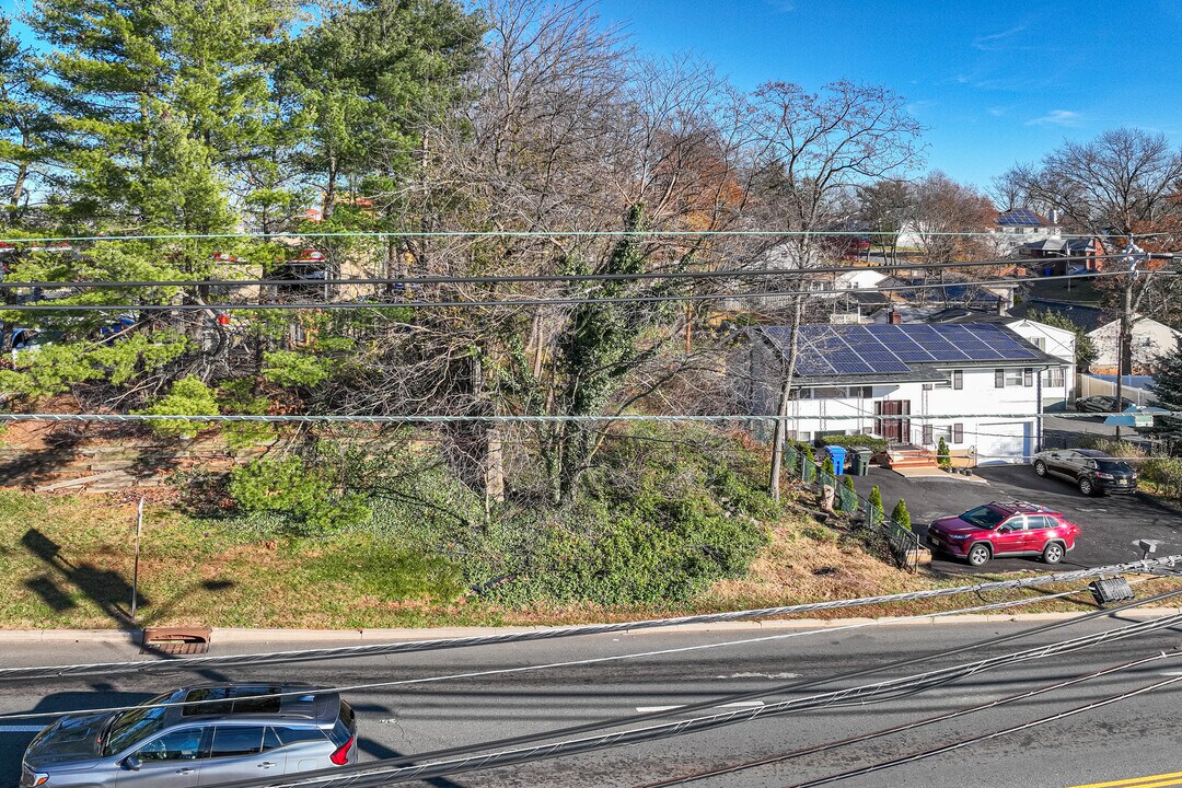 Woodmont Rail at Metropark in Iselin, NJ - Building Photo