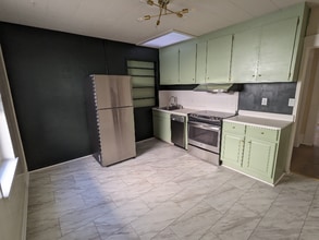 341 Alcatraz Ave in Oakland, CA - Foto de edificio - Building Photo