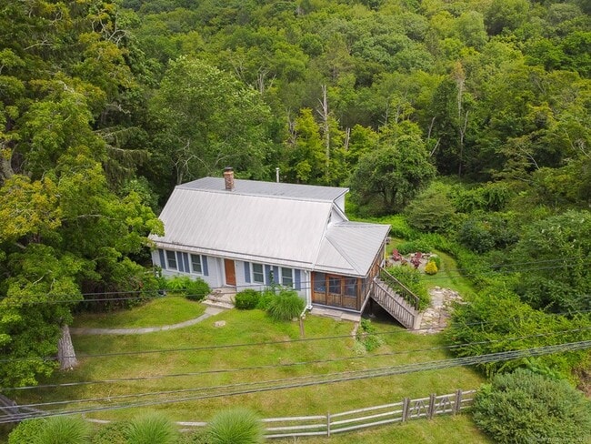 2 Valley Rd in New Preston Marble Dale, CT - Foto de edificio - Building Photo
