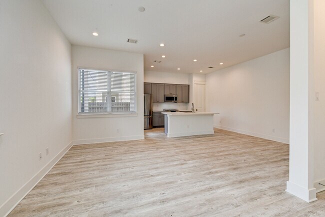 property at 2719 Oakwood Crst Ln