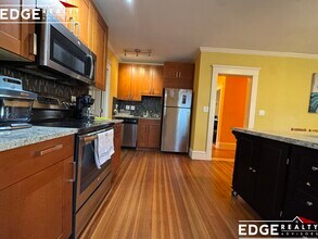 128 Summer St, Unit 2 in Watertown, MA - Foto de edificio - Building Photo