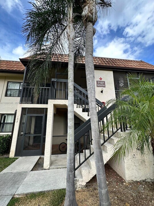 7137 Golf Colony Ct in Greenacres, FL - Building Photo