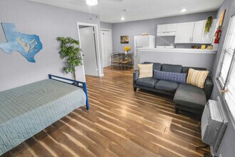 7813 Detroit St in Houston, TX - Building Photo - Building Photo