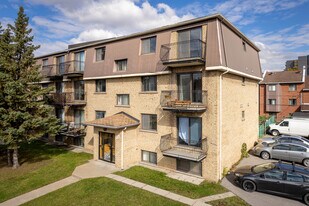 475 Laval Boul in Laval, QC - Building Photo