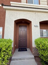 9303 Gilcrease Ave in Las Vegas, NV - Foto de edificio - Building Photo