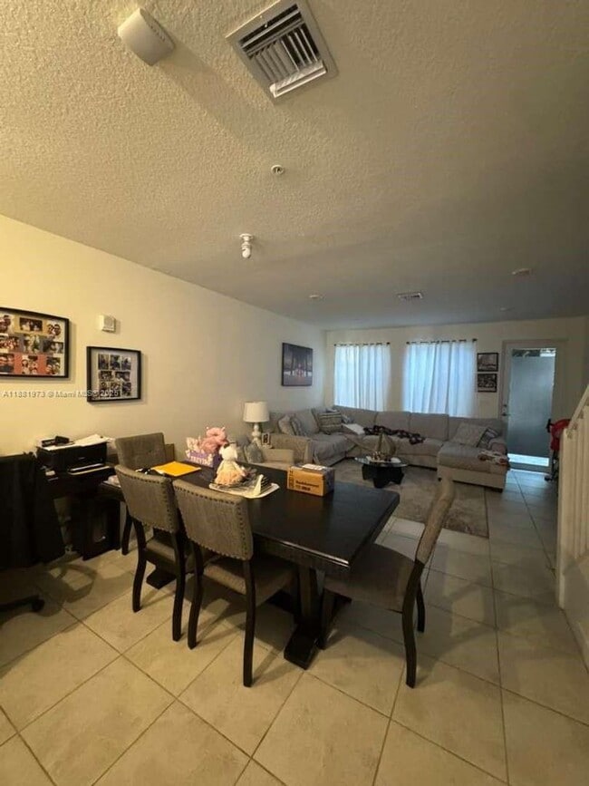 6455 NW 103rd Pl in Doral, FL - Foto de edificio - Building Photo