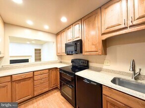 10706 Kings Riding Way in North Bethesda, MD - Building Photo - Building Photo