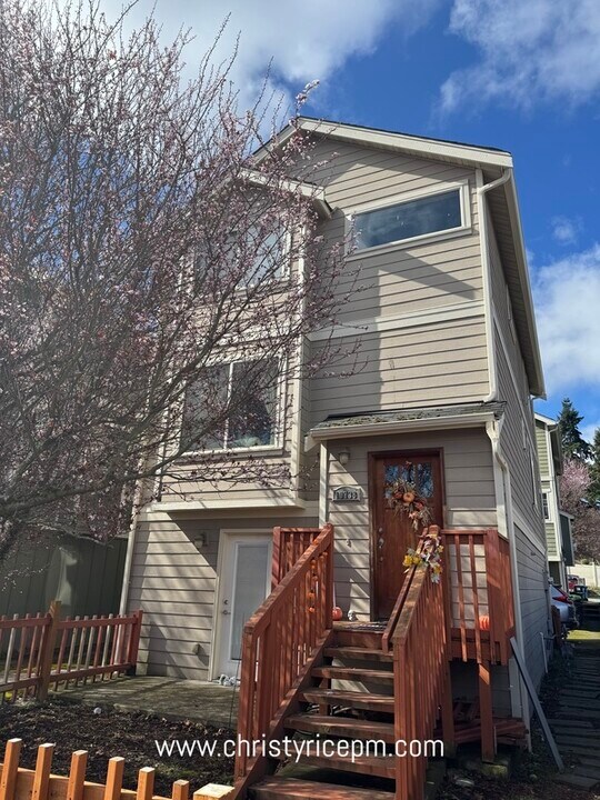 10738 Whitman Ave N in Seattle, WA - Building Photo