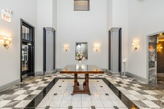 70 W Huron St, Unit 2210 in Chicago, IL - Foto de edificio - Building Photo