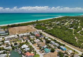 1000 Shorewinds Dr in Hutchinson Island, FL - Building Photo - Building Photo