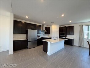 7346 Pioneer Way in Las Vegas, NV - Building Photo - Building Photo