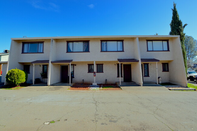 1250-1282 Wurch Way in Redding, CA - Foto de edificio - Primary Photo